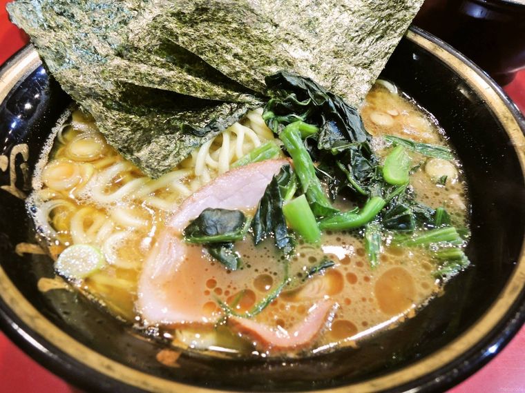 器に盛られた家系総本山 吉村家のラーメン