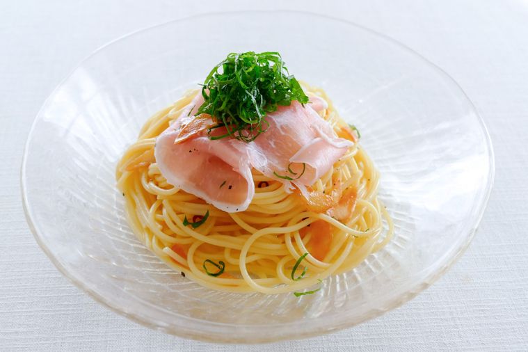 生ハムと千切り大葉をトッピングした冷やしペペロンチーノ