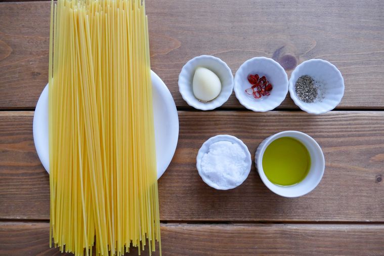 冷やしペペロンチーノの材料が並ぶ木製テーブル