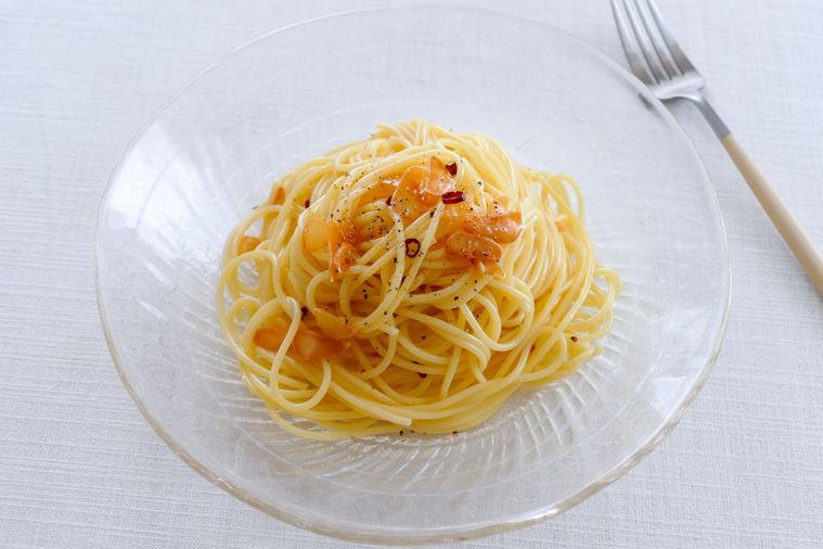 冷やしペペロンチーノが盛り付けられているガラス皿