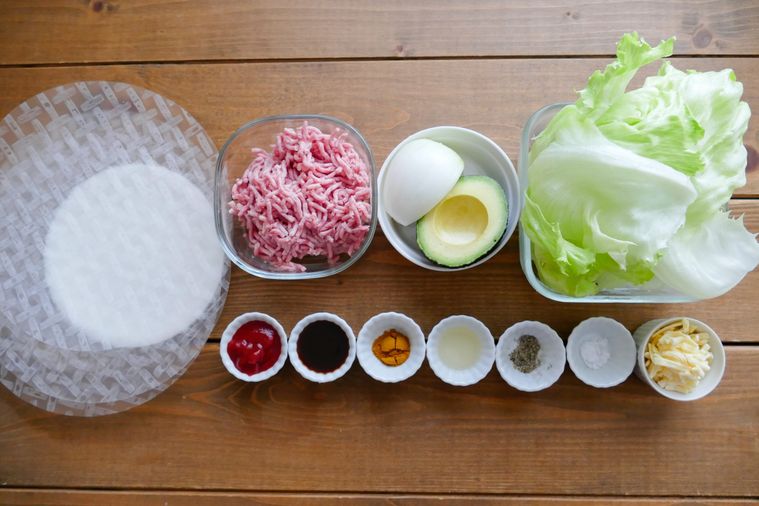 タコス生春巻きの材料が並ぶ木製テーブル