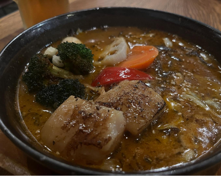 器に盛られたとろとろ炙り焙煎角煮スープカレー