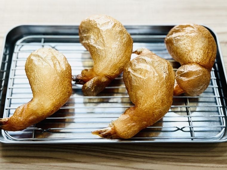 バットの上にえび風船が置かれている様子