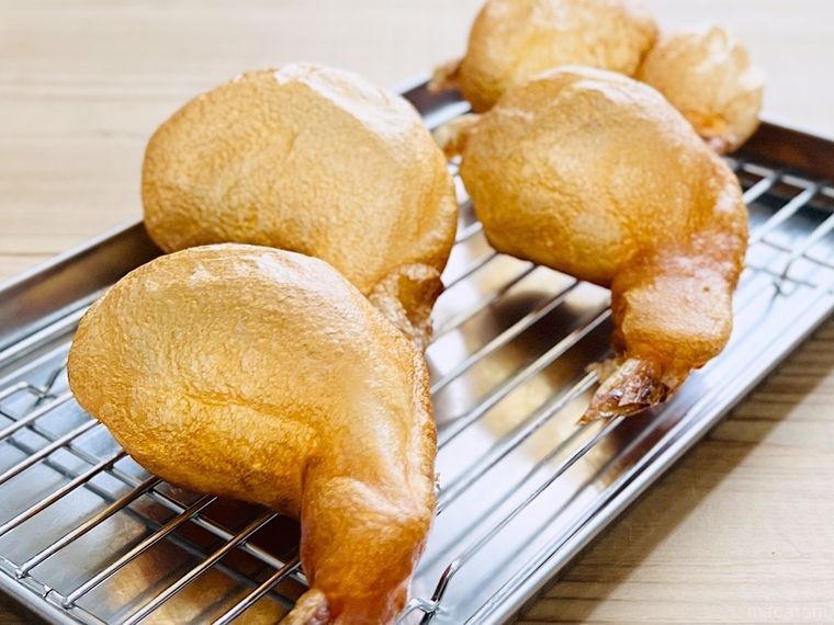 バットの上にえび風船が置かれている様子