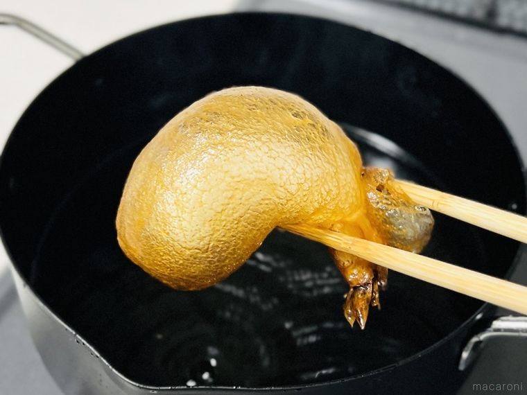 えび風船を油から引きあげている様子