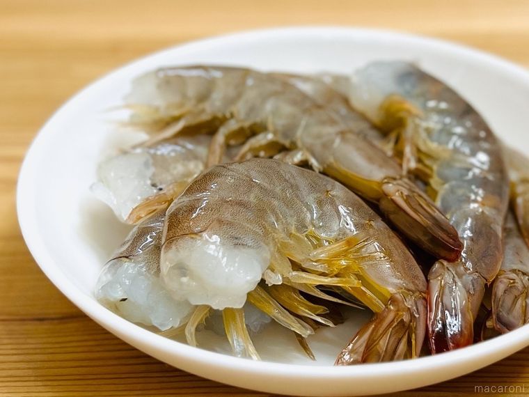 白い皿に盛られたえび