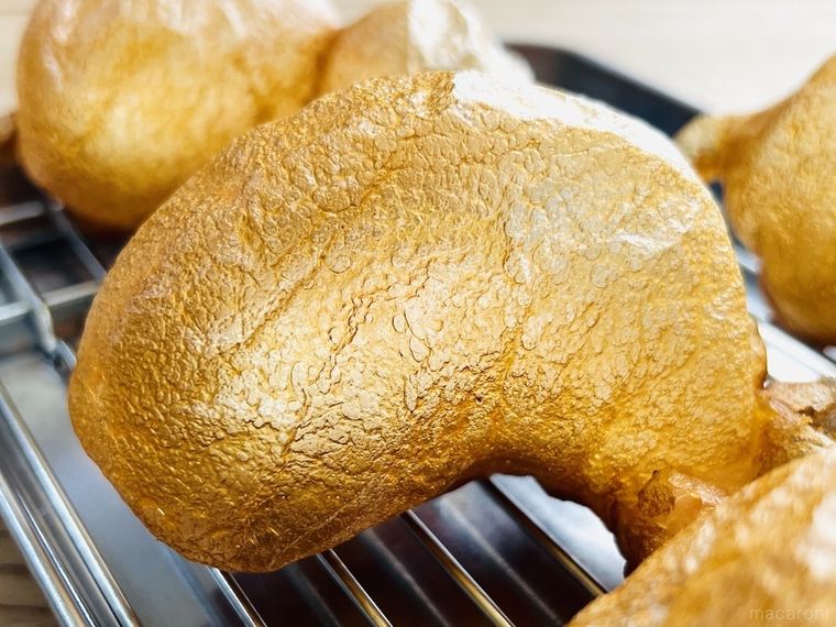 バットの上にえび風船が置かれている様子