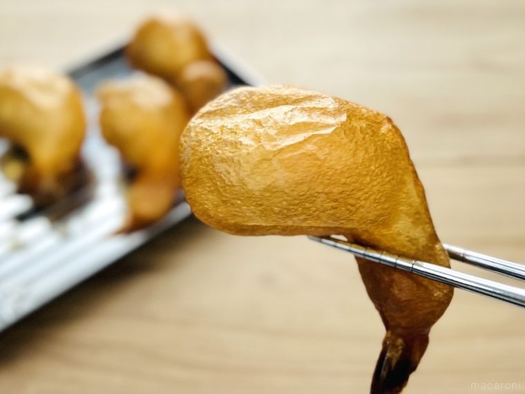 えび風船を箸で持ち上げている様子