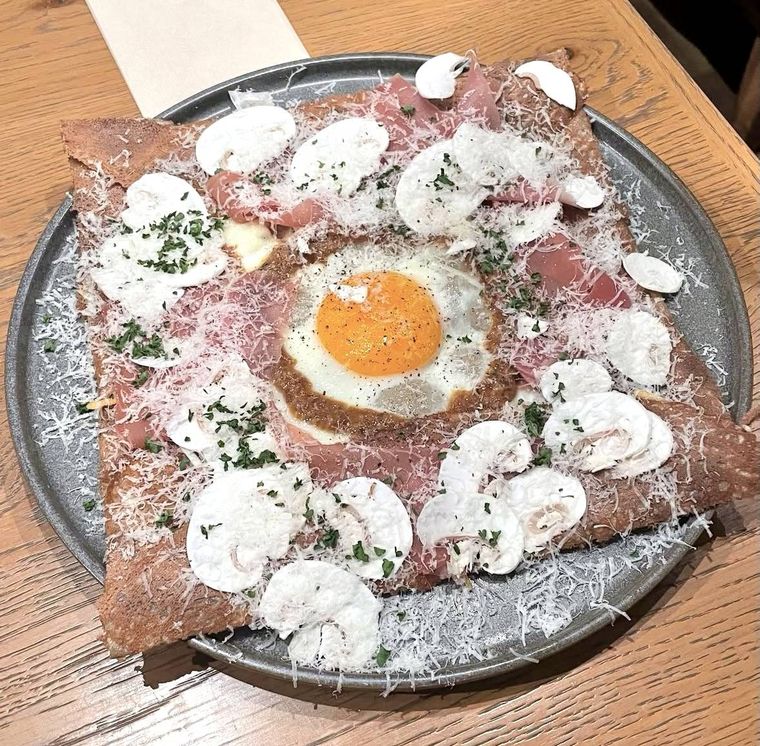 新宿のHEARTHで味わえる、生ハムと目玉焼きのガレット