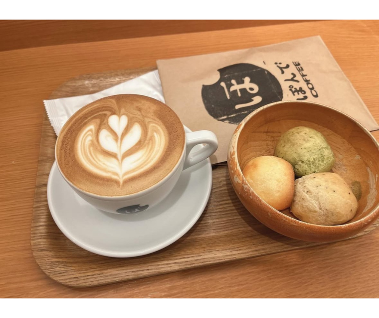 ぽんでCOFFEEの人気セット、ラテアートカフェラテとひと口サイズのポンデケージョ