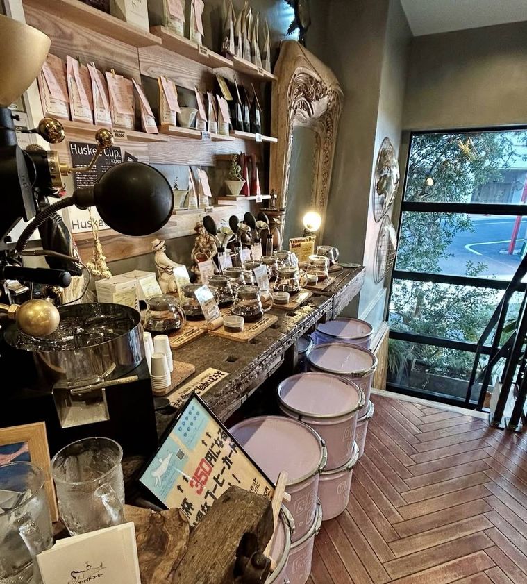 コーヒー豆や器具が並ぶアンティーク調のカフェ店内