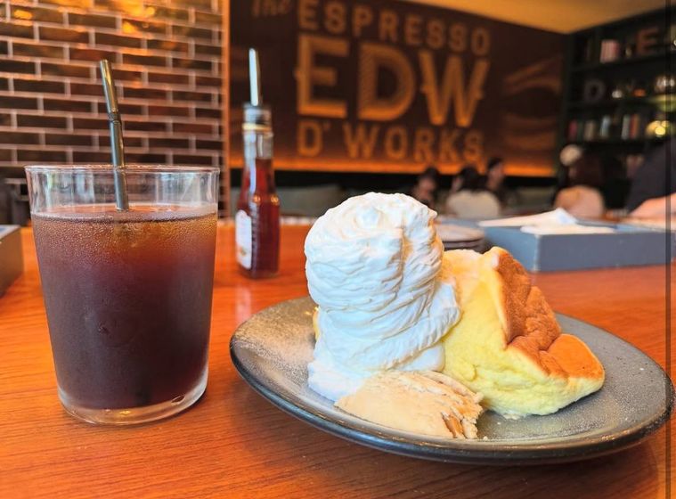 ホイップとアイスをのせたスフレパンケーキとアイスコーヒー