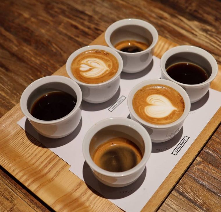COFFEE VALLEYの人気メニューTHREE PEAKS。エスプレッソ、マキアート、ドリップコーヒーの3種が2