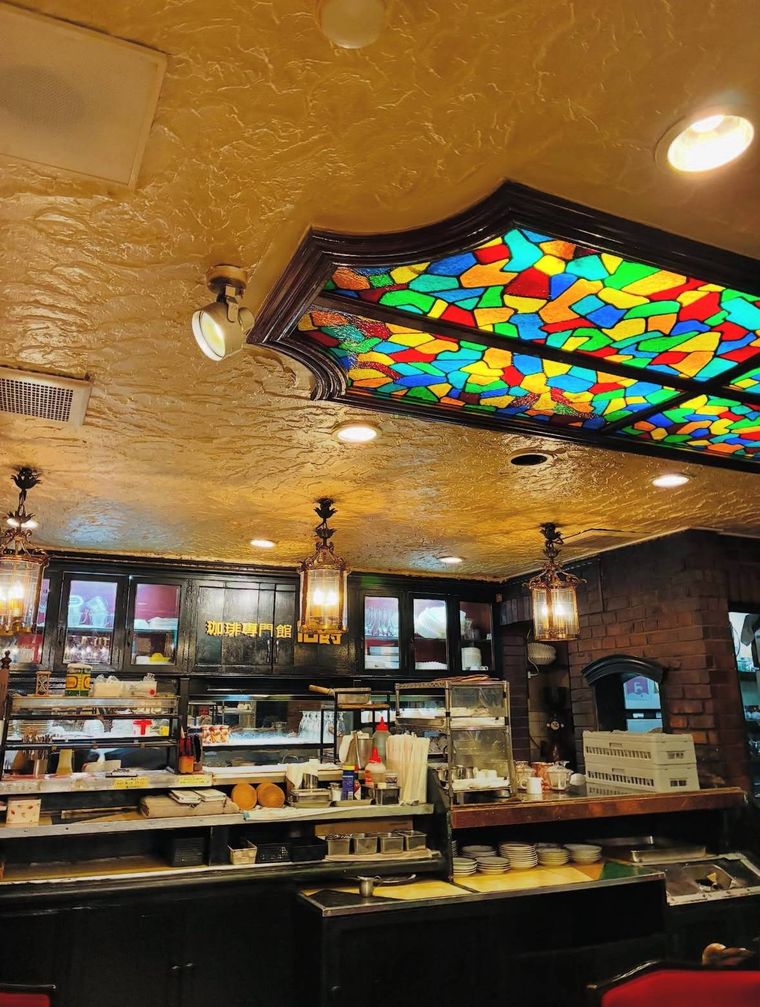 アンティーク調のカウンターと色鮮やかなステンドグラスの天井が印象的な池袋東口の珈琲専門館 伯爵の店内