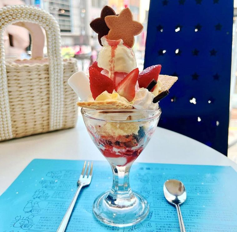 池袋のカフェで楽しめる、いちごとクッキーをトッピングしたかわいいパフェ