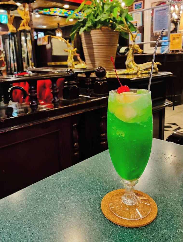 珈琲専門館伯爵池袋東口店で提供されるメロンソーダにバニラアイスとさくらんぼをのせたクリームソーダ