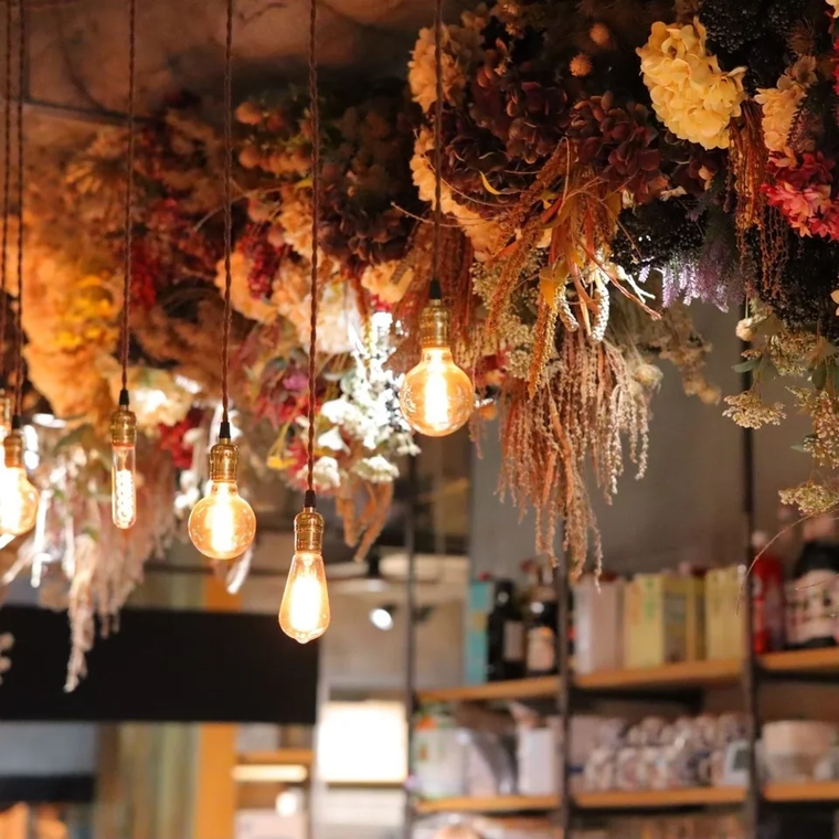 ドライフラワーが吊るされたエスプレッソディーワークス 池袋の内装