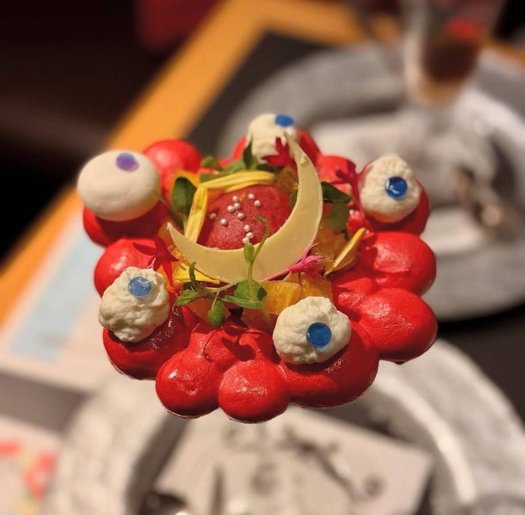 大阪万博のキャラクターみゃくみゃくをあしらったデザート