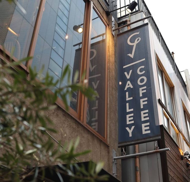 池袋のカフェCOFFEE VALLEYの建物外観と縦長の看板