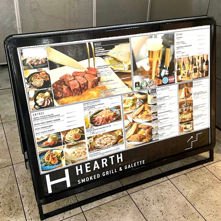 新宿のHEARTHで楽しめる、ステーキやガレット、クラフトビールが載ったメニュー看板