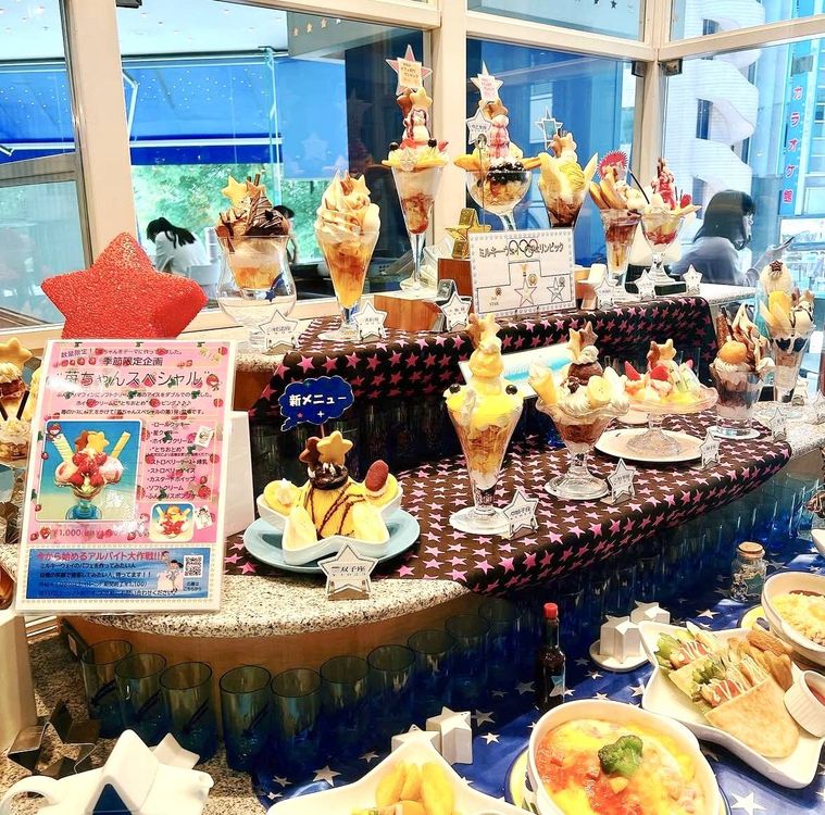 星型クッキーやアイスで飾られたカラフルなパフェが並ぶ池袋の人気カフェパフェテラスミルキーウェイのショーケース