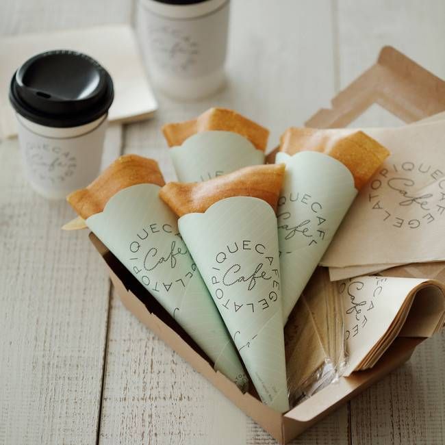 箱に入った4つのクレープ