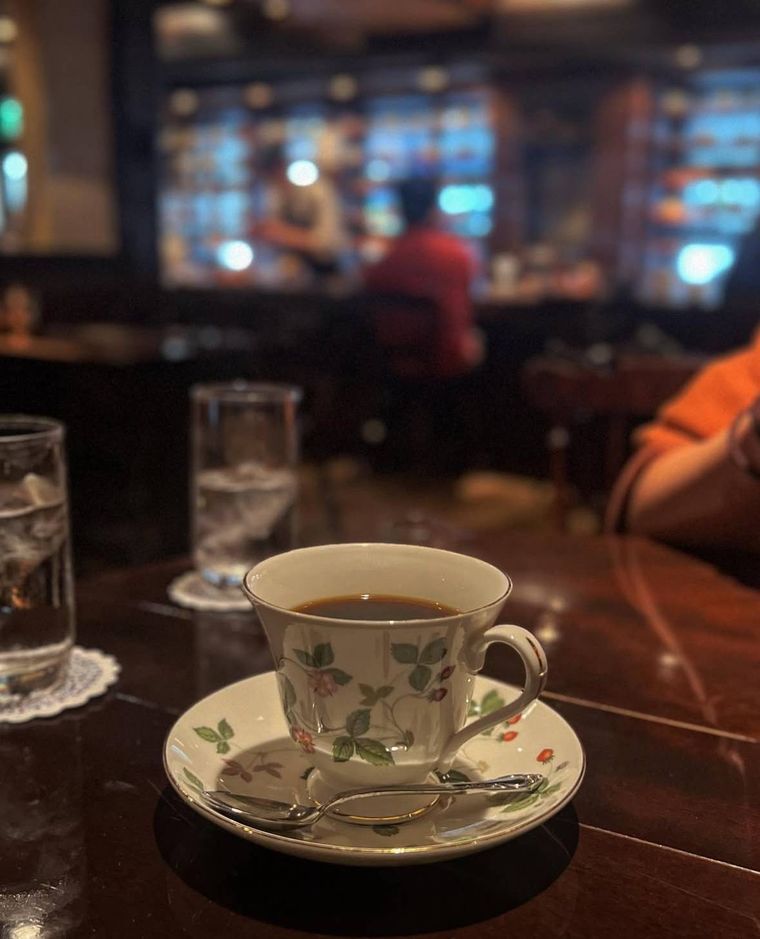 花柄カップに入ったホットコーヒー