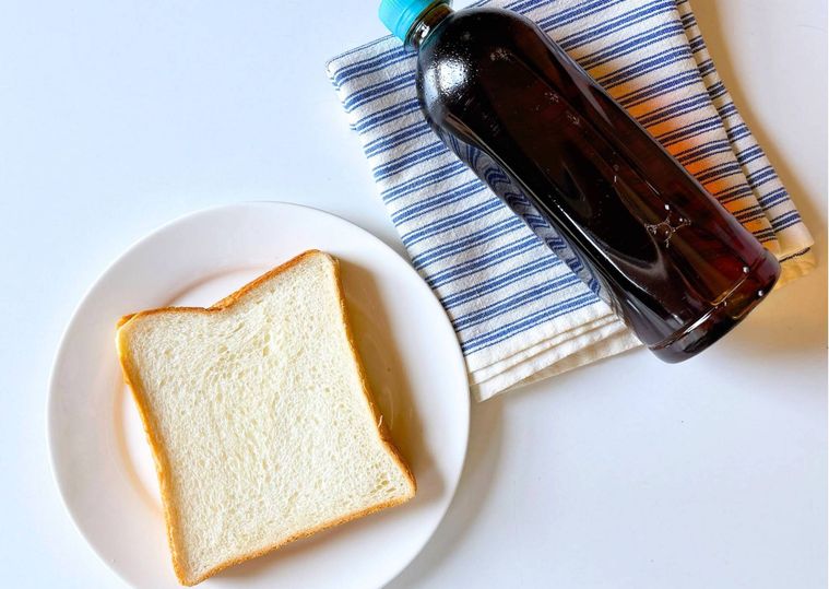 白色の皿にのった食パンと麦茶