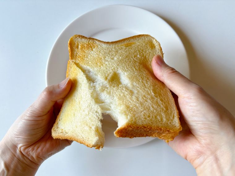 麦茶に浸して焼いた食パン