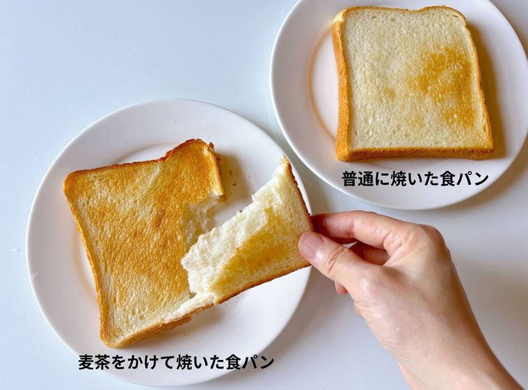 麦茶を吹きかけて焼いた食パンと普通に焼いた食パン
