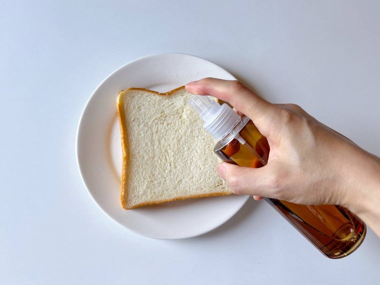 食パンに麦茶を霧吹きで吹きかける様子