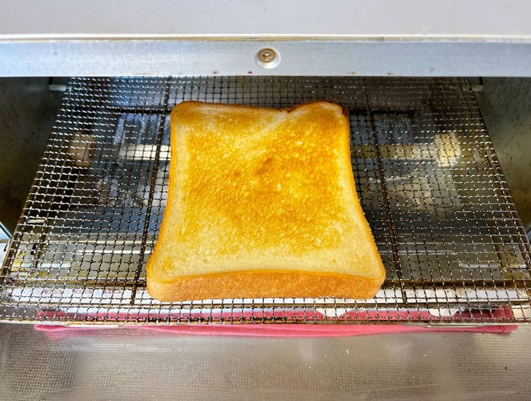 麦茶を吹きかけた食パンをトースターで焼く様子