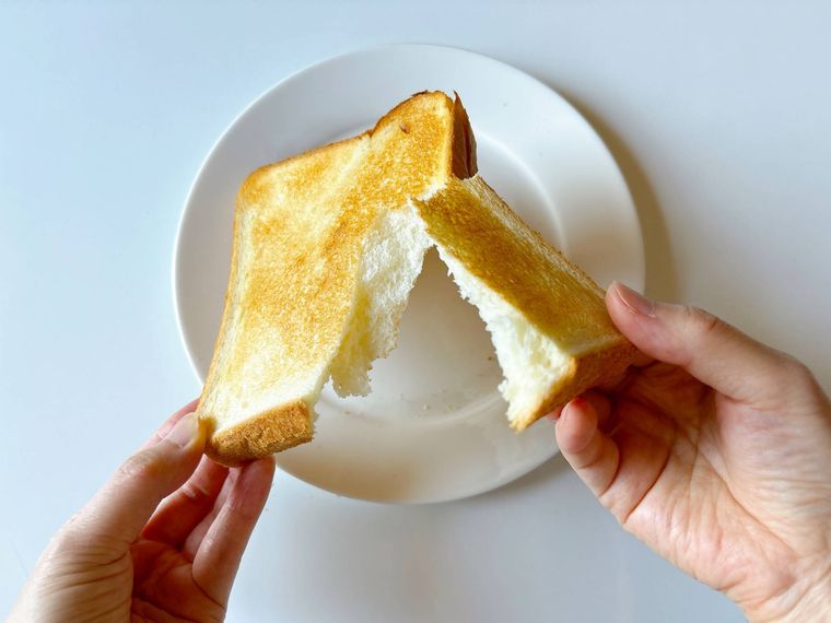 食パンをちぎる様子