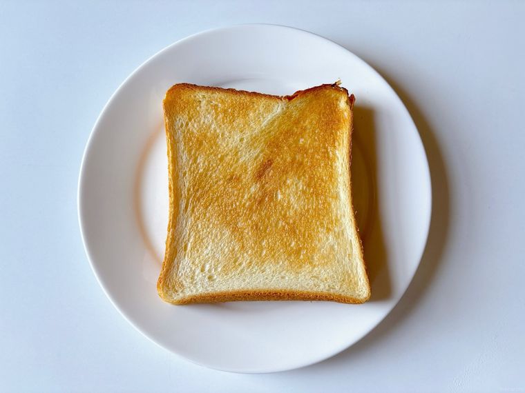 白色の皿におかれた焼き上がった食パン