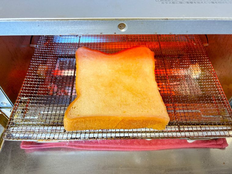 麦茶に浸した食パンをトースターで焼く様子