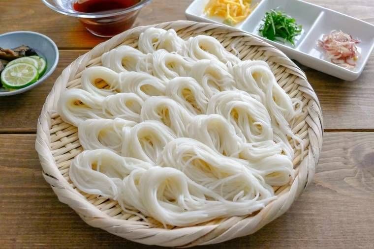 テーブルにそうめんと薬味が並べられている様子