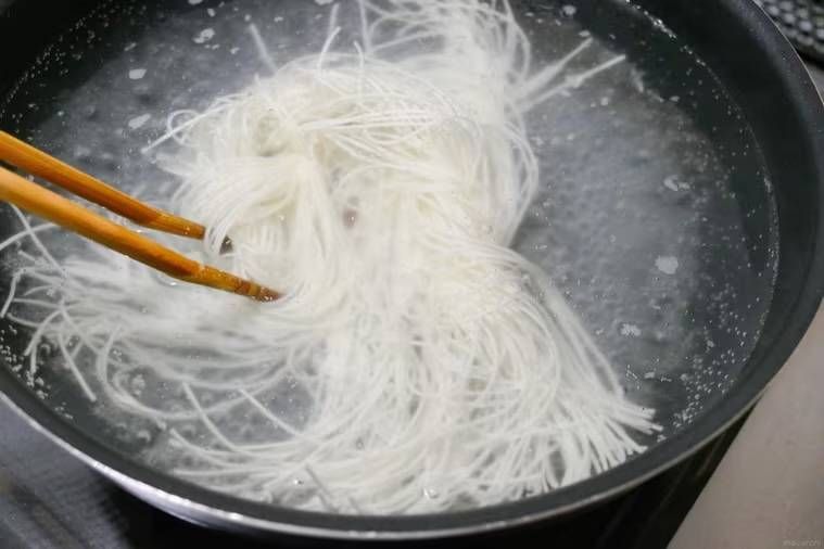 そうめんをゆでている様子