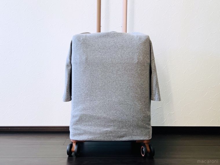 スーツケースに灰色のTシャツをかぶせた様子