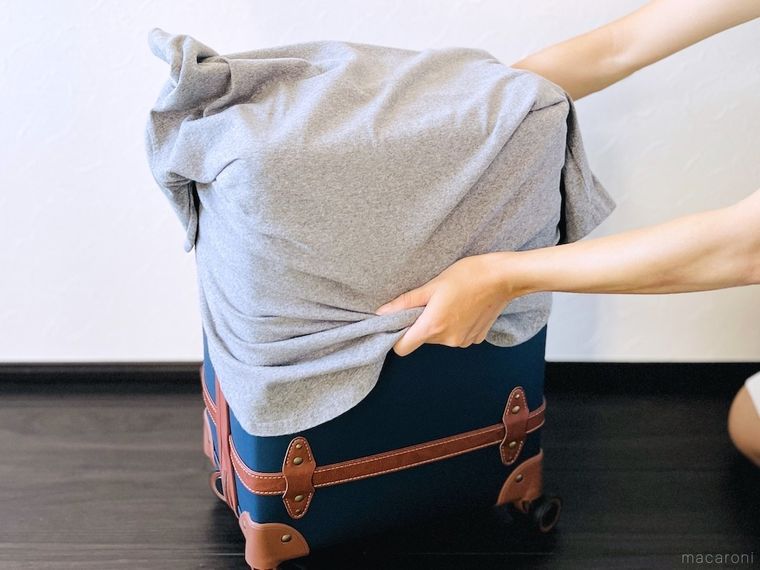 スーツケースにTシャツをかぶせている様子