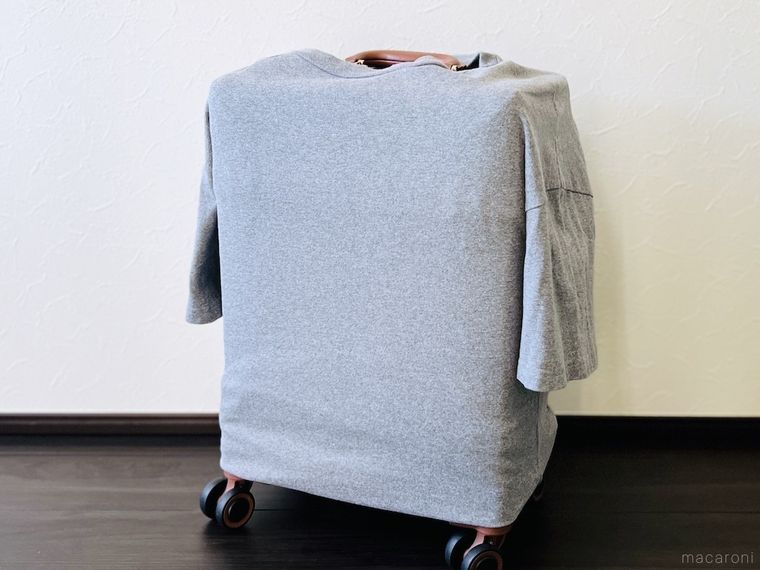 スーツケースに灰色のTシャツをかぶせた様子
