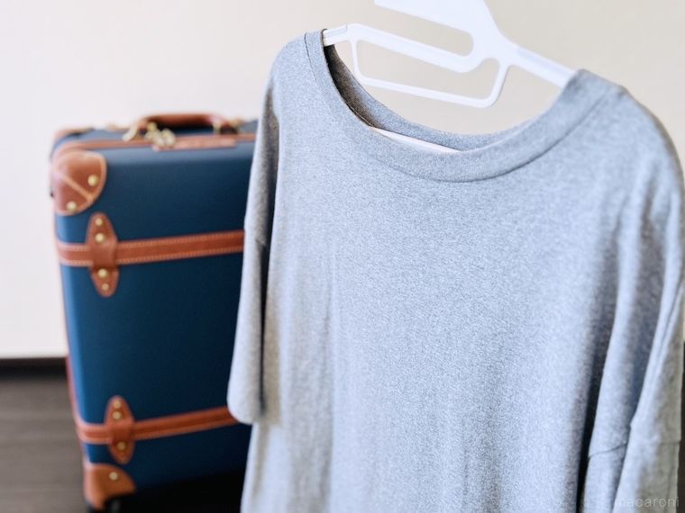 紺色のスーツケースと灰色のTシャツ