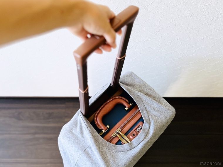 スーツケースの取っ手を掴んでいる様子