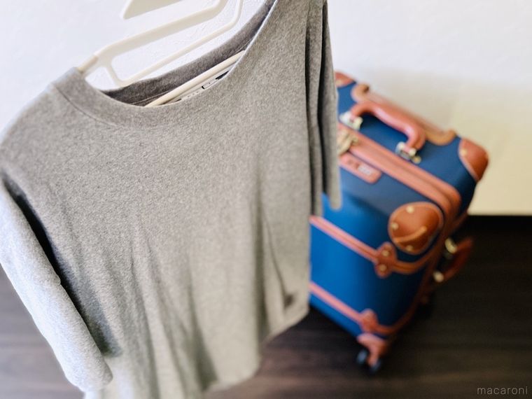 紺色のスーツケースと灰色のTシャツ