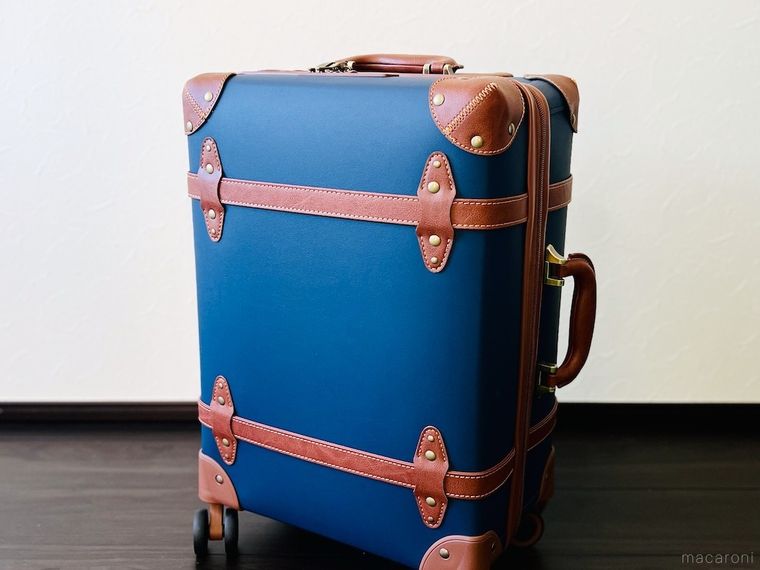 紺色のスーツケース
