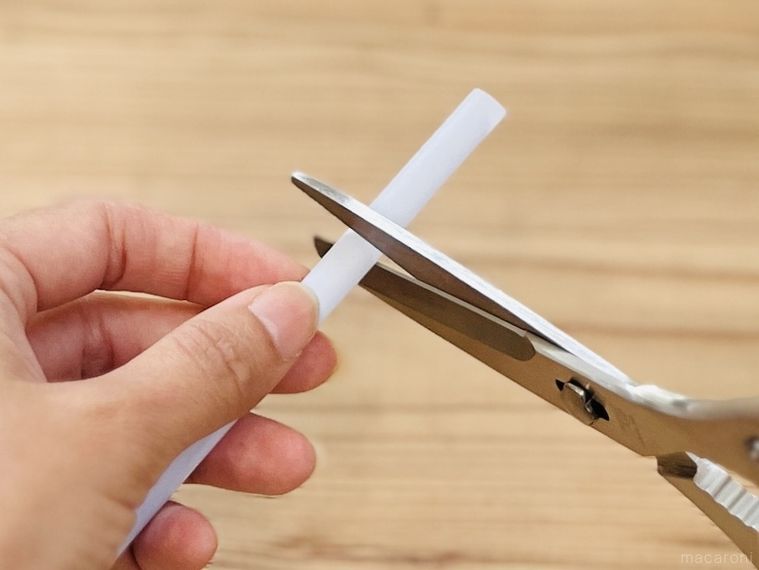 ストローをハサミで切っている様子