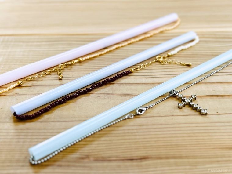 ストローにネックレスを通した様子