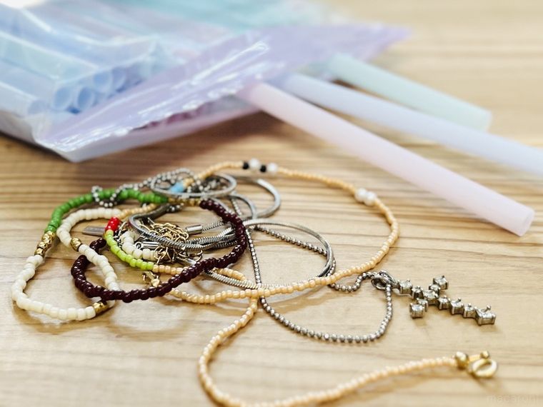 絡まったネックレスとストロー