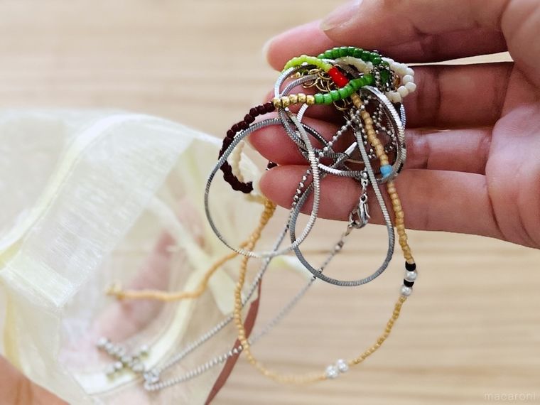 絡まったネックレスを手で持っている様子