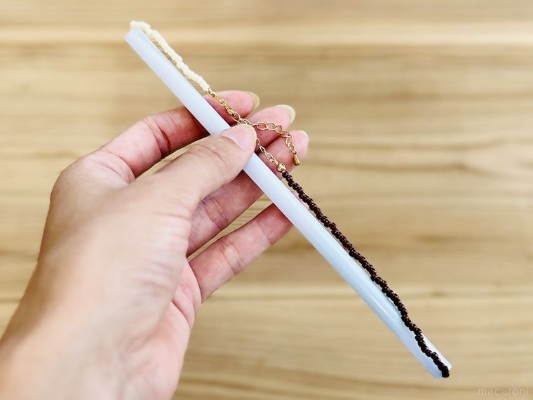 ストローにネックレスを通した様子