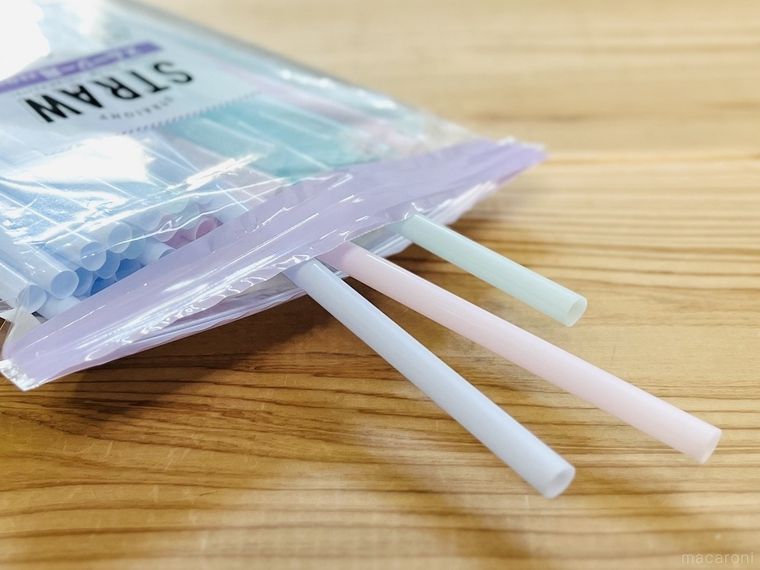 パッケージからストローが3本飛び出ている様子